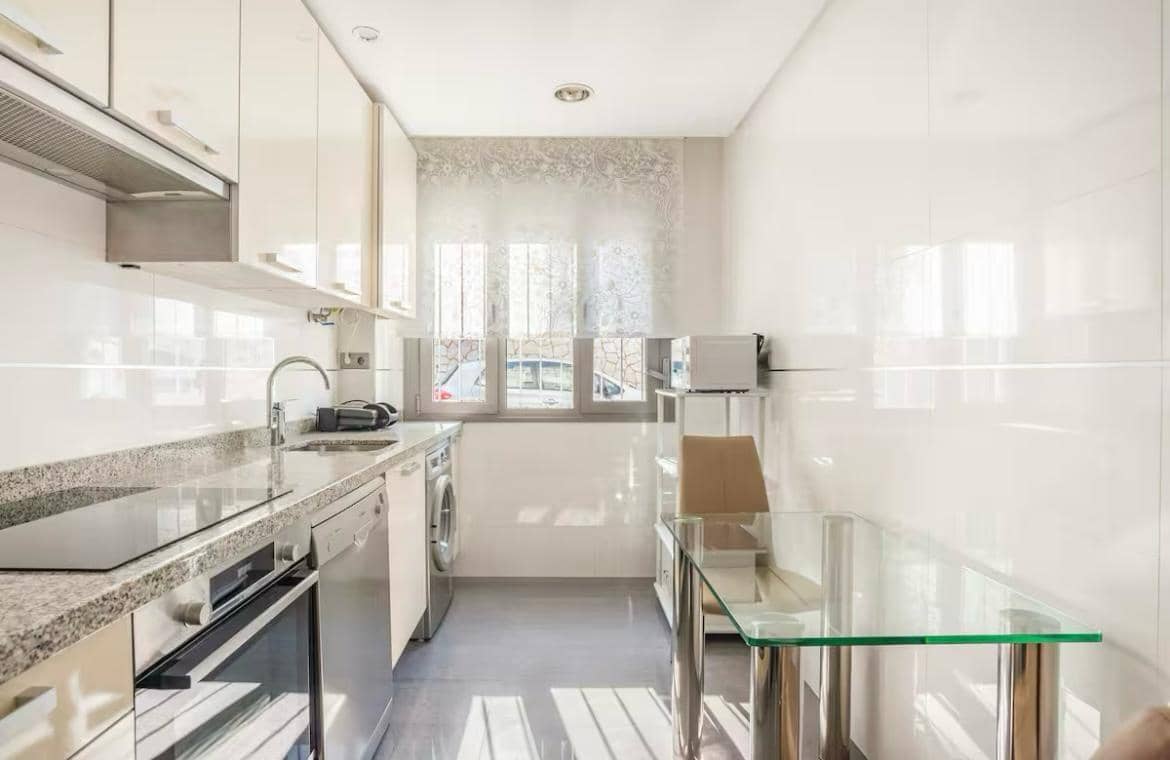 2 Zimmer Wohnung zu vermieten in Torrequebrada mit Pool Garage - 2.000 € (Ref: 10038382)
