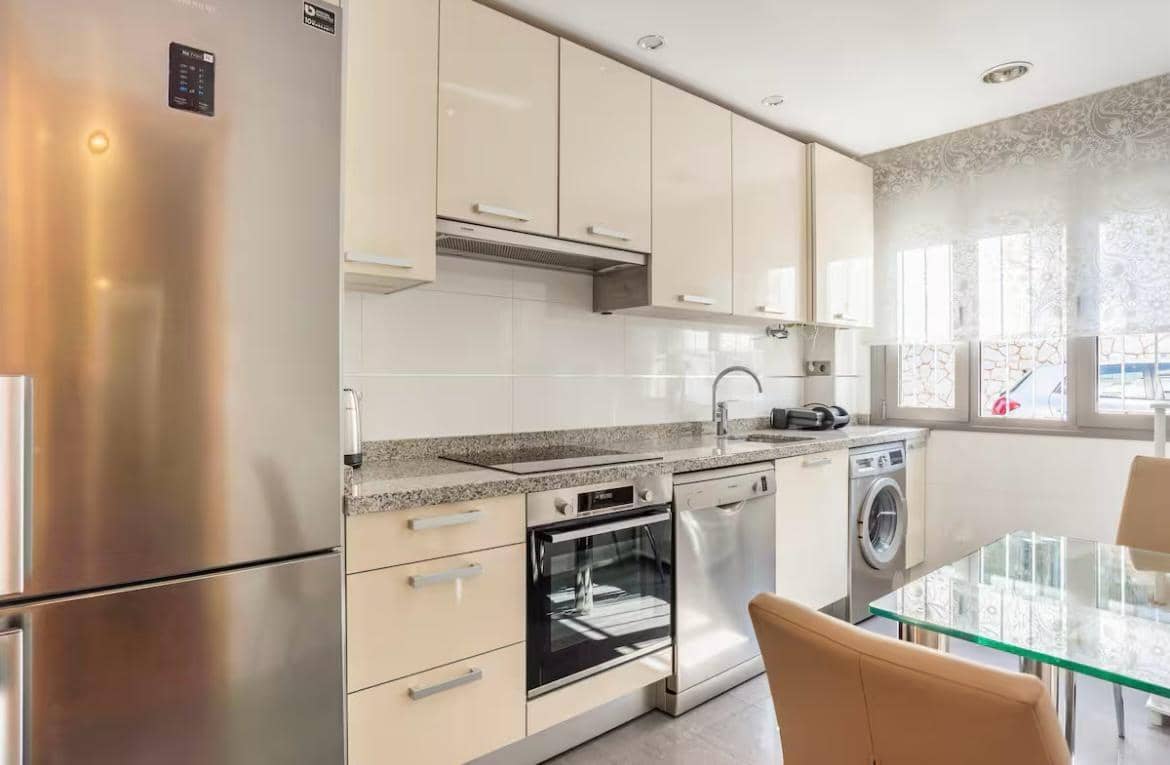 2 Zimmer Wohnung zu vermieten in Torrequebrada mit Pool Garage - 2.000 € (Ref: 10038382)