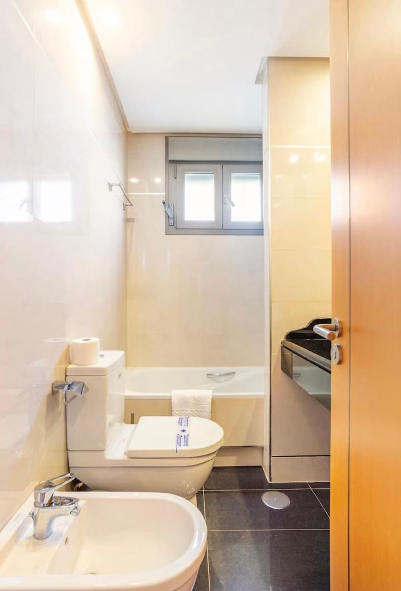 2 Zimmer Wohnung zu vermieten in Torrequebrada mit Pool Garage - 2.000 € (Ref: 10038382)