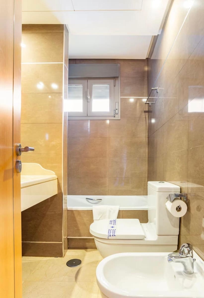 2 Zimmer Wohnung zu vermieten in Torrequebrada mit Pool Garage - 2.000 € (Ref: 10038382)