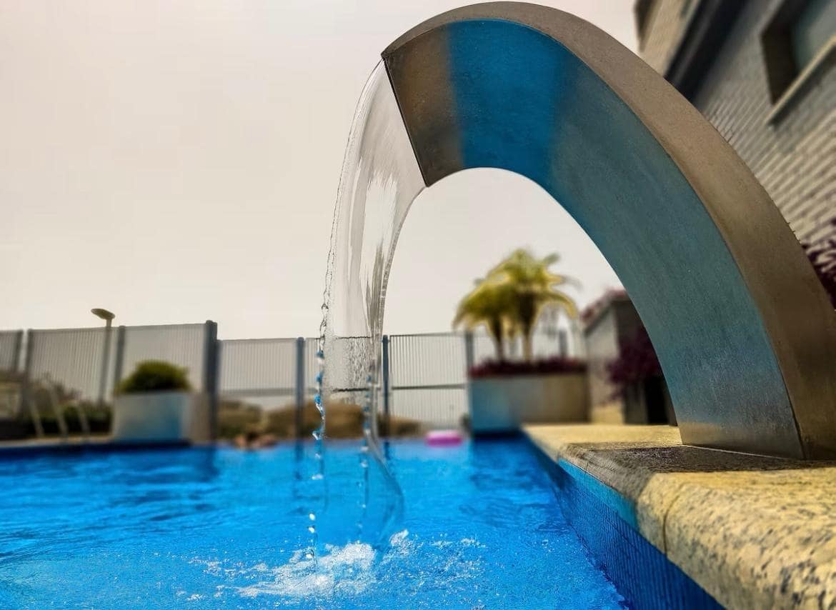 2 Zimmer Wohnung zu vermieten in Torrequebrada mit Pool Garage - 2.000 € (Ref: 10038382)