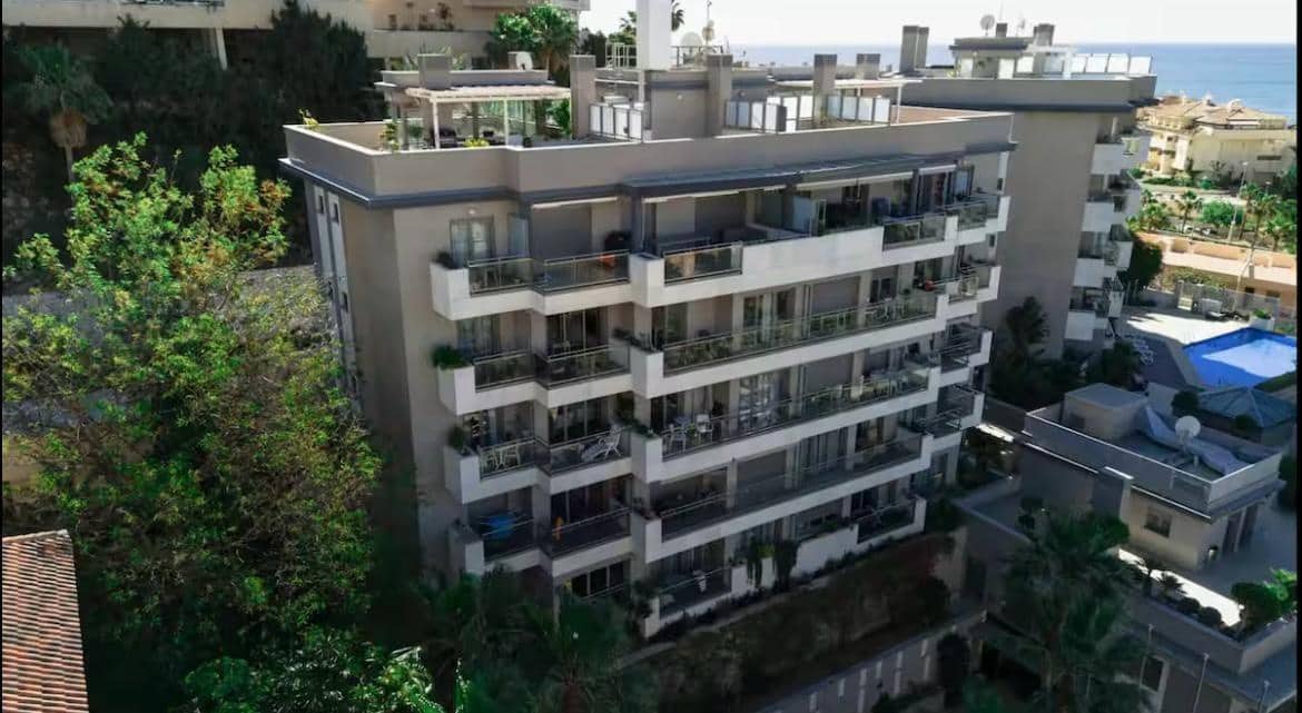 2 Zimmer Wohnung zu vermieten in Torrequebrada mit Pool Garage - 2.000 € (Ref: 10038382)