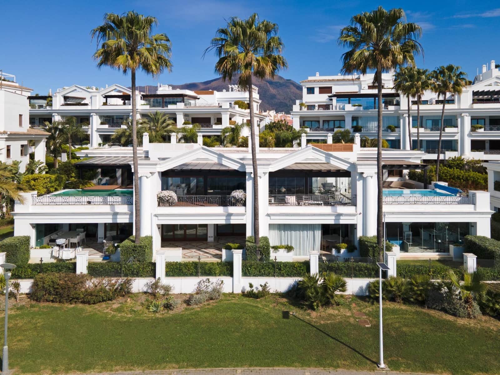 2 quarto Apartamento de Praia para venda em Estepona com piscina garagem - 1 295 000 € (Ref: 10090877)