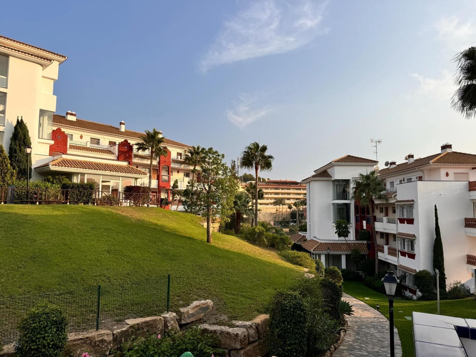 2 sypialnia Mieszkanie do wynajęcia w Riviera del Sol z basenem garażem - 1 480 € (Ref: 9285445)