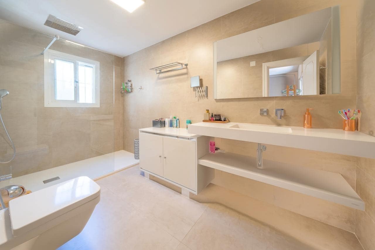 3 soverom Villa til salgs i Nueva Andalucia med svømmebasseng garasje - € 900 000 (Ref: 9285452)