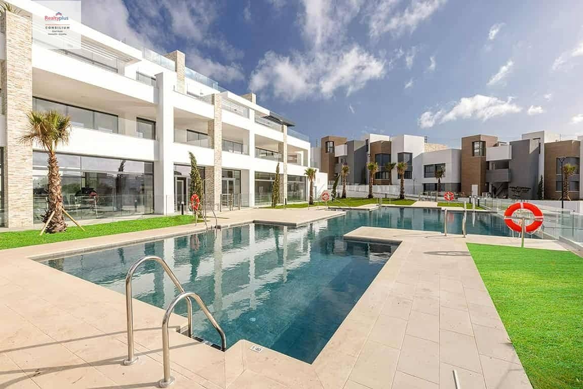 2 soverom Rekkehus til salgs i Cabopino med svømmebasseng garasje - € 460 000 (Ref: 9387839)