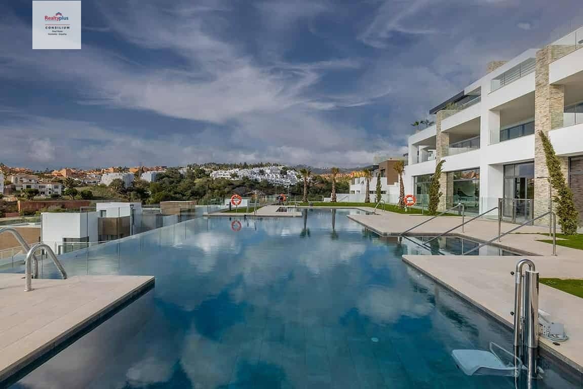 2 soverom Rekkehus til salgs i Cabopino med svømmebasseng garasje - € 460 000 (Ref: 9387839)