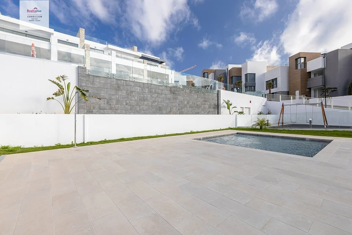 2 soverom Rekkehus til salgs i Cabopino med svømmebasseng garasje - € 460 000 (Ref: 9387839)