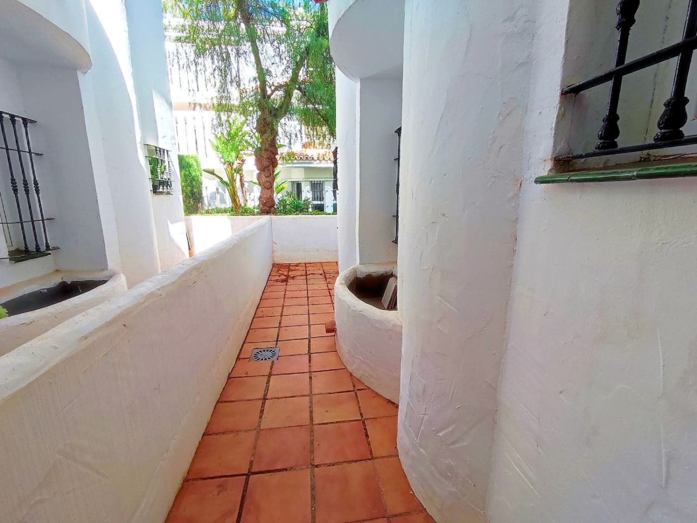 2 bedroom Apartment for sale in Nueva Andalucia with pool - € 423,000 (Ref: 9387841)