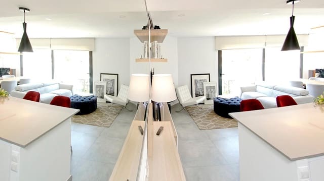 3 slaapkamer Rijtjeshuis te koop in Fuengirola met zwembad garage - € 532.000 (Ref: 9452068)