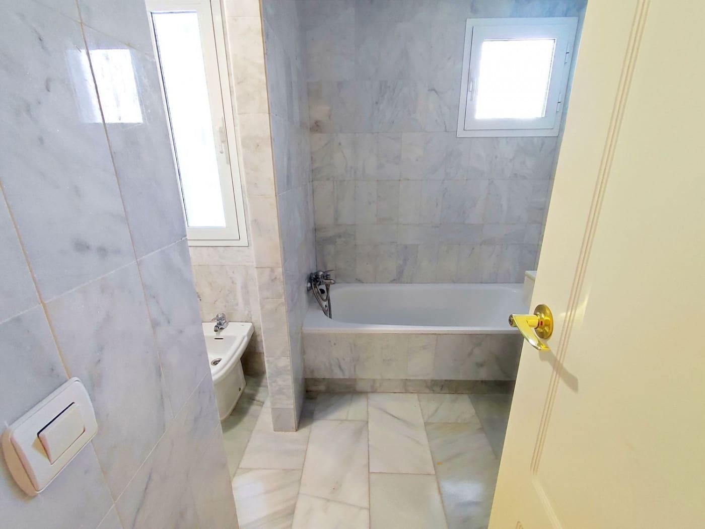 2 sypialnia Mieszkanie do wynajęcia w Nueva Andalucia z basenem - 1 750 € (Ref: 9465583)