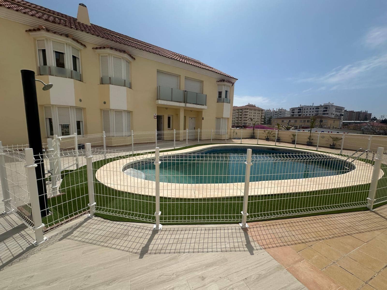 4 makuuhuone Rivitalo myytävänä paikassa Fuengirola mukana uima-altaan 
autotalli - 465 000 € (Ref: 9494538)