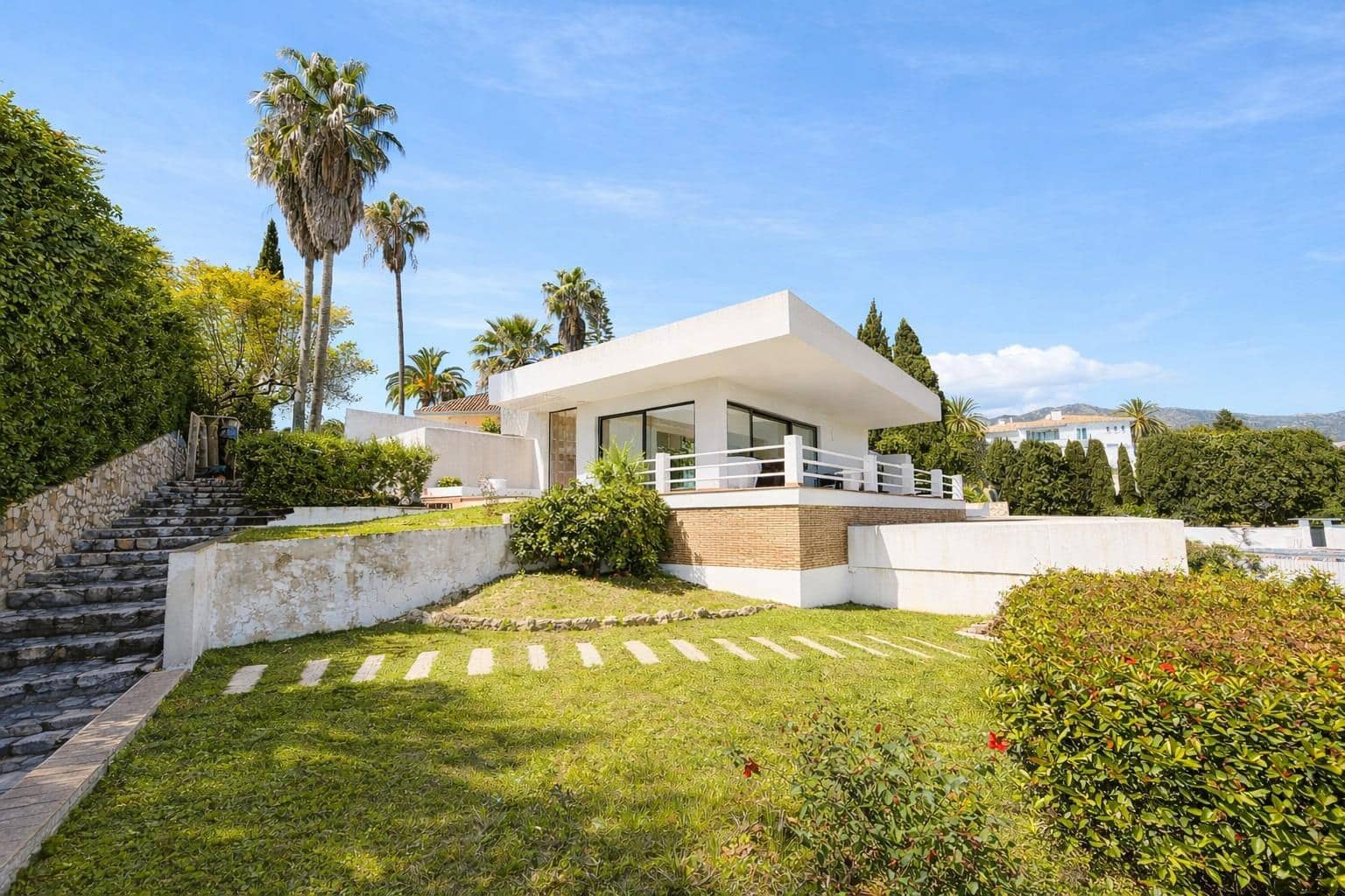 7 bedroom Villa for sale in Mijas with pool garage - € 1,550,000 (Ref: 9784059)