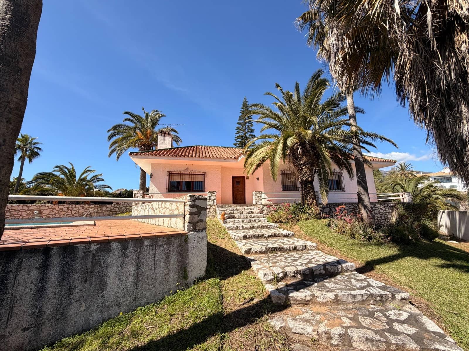7 bedroom Villa for sale in Mijas with pool garage - € 1,550,000 (Ref: 9784059)