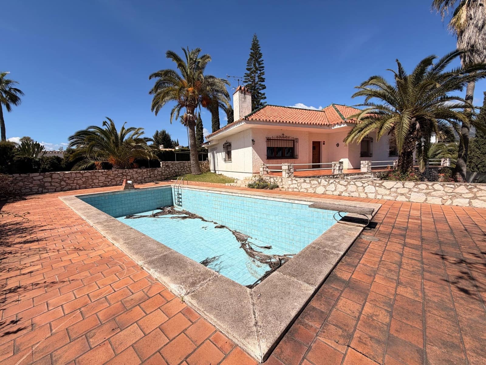7 bedroom Villa for sale in Mijas with pool garage - € 1,550,000 (Ref: 9784059)