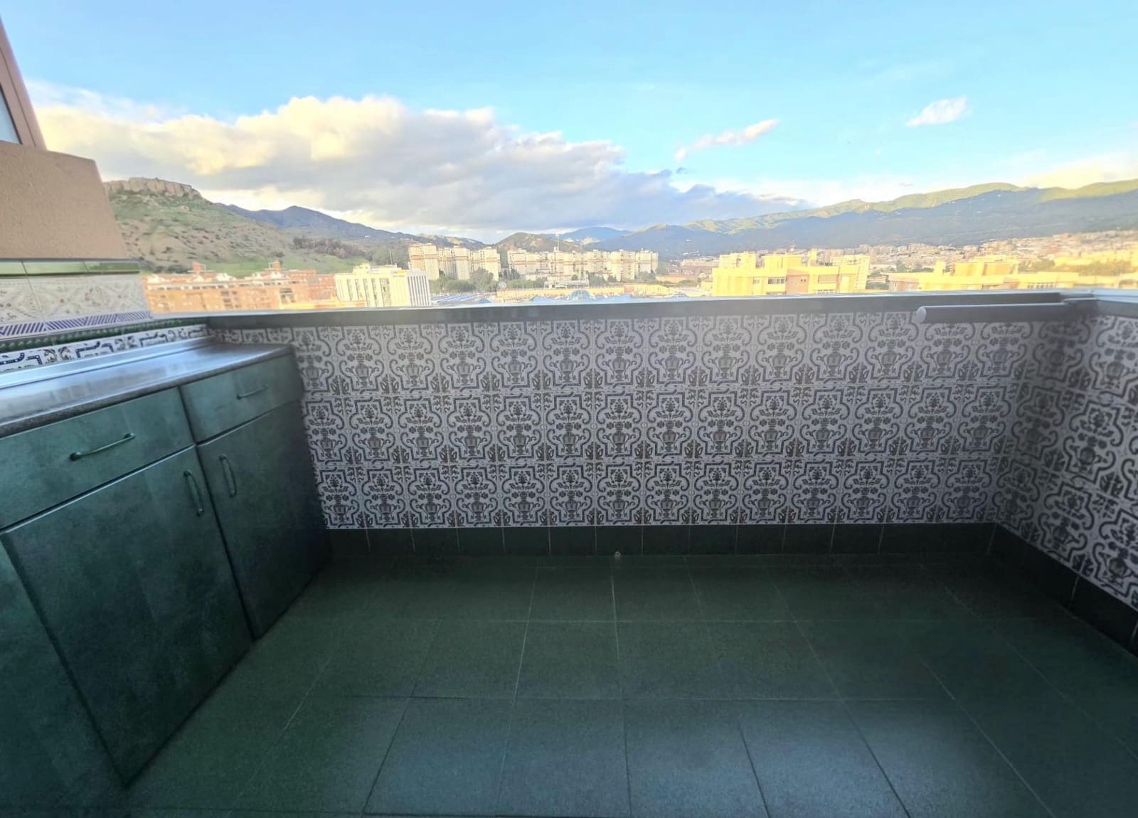 4 slaapkamer Flat te koop in Malaga stad - € 345.000 (Ref: 9813804)