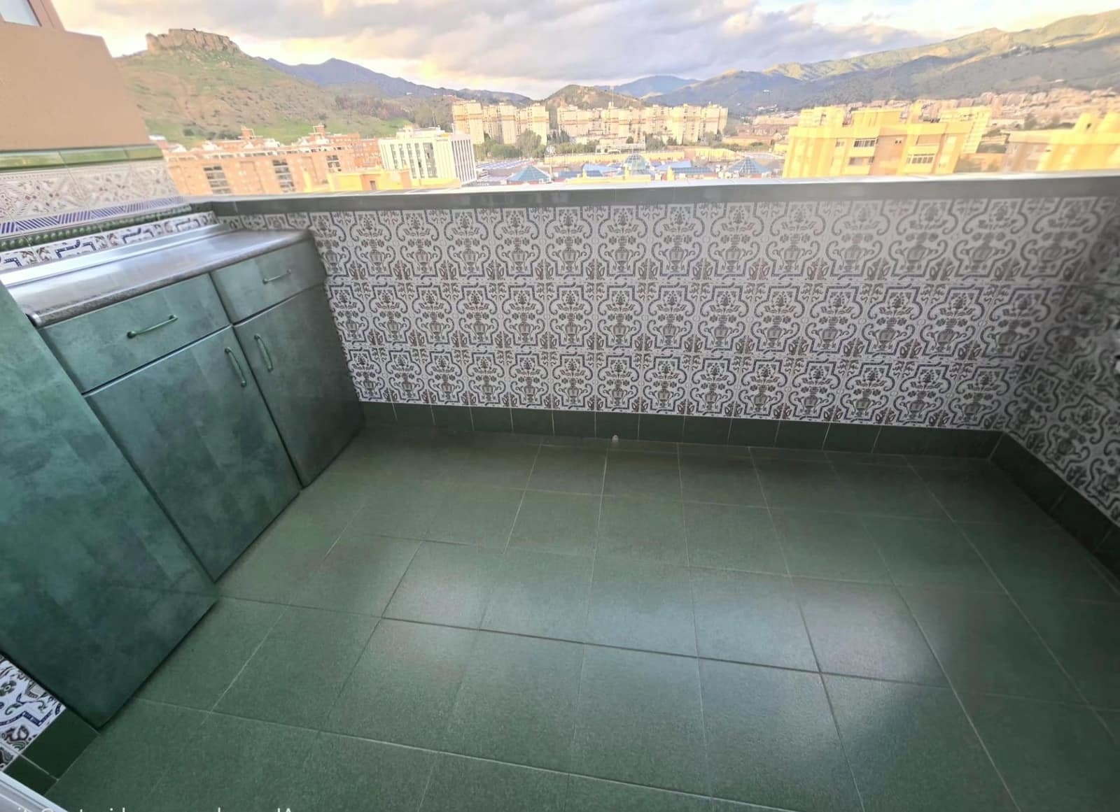 4 slaapkamer Flat te koop in Malaga stad - € 345.000 (Ref: 9813804)