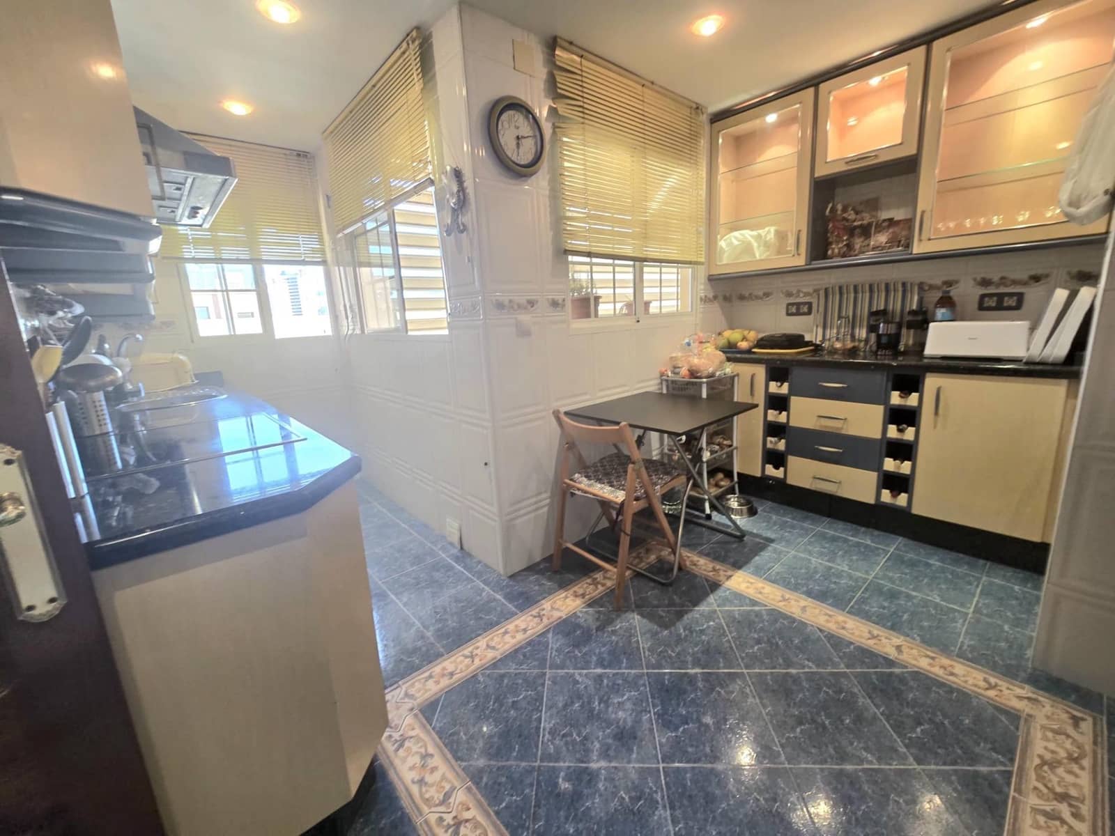 4 slaapkamer Flat te koop in Malaga stad - € 345.000 (Ref: 9813804)