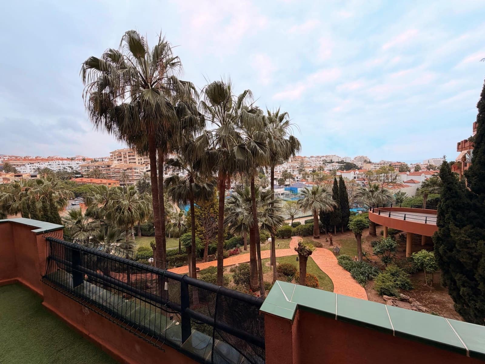 2 soverom Leilighet til salgs i Torrequebrada med svømmebasseng garasje - € 375 000 (Ref: 9826649)