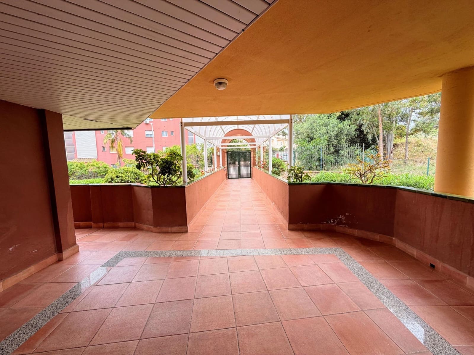 2 soverom Leilighet til salgs i Torrequebrada med svømmebasseng garasje - € 375 000 (Ref: 9826649)