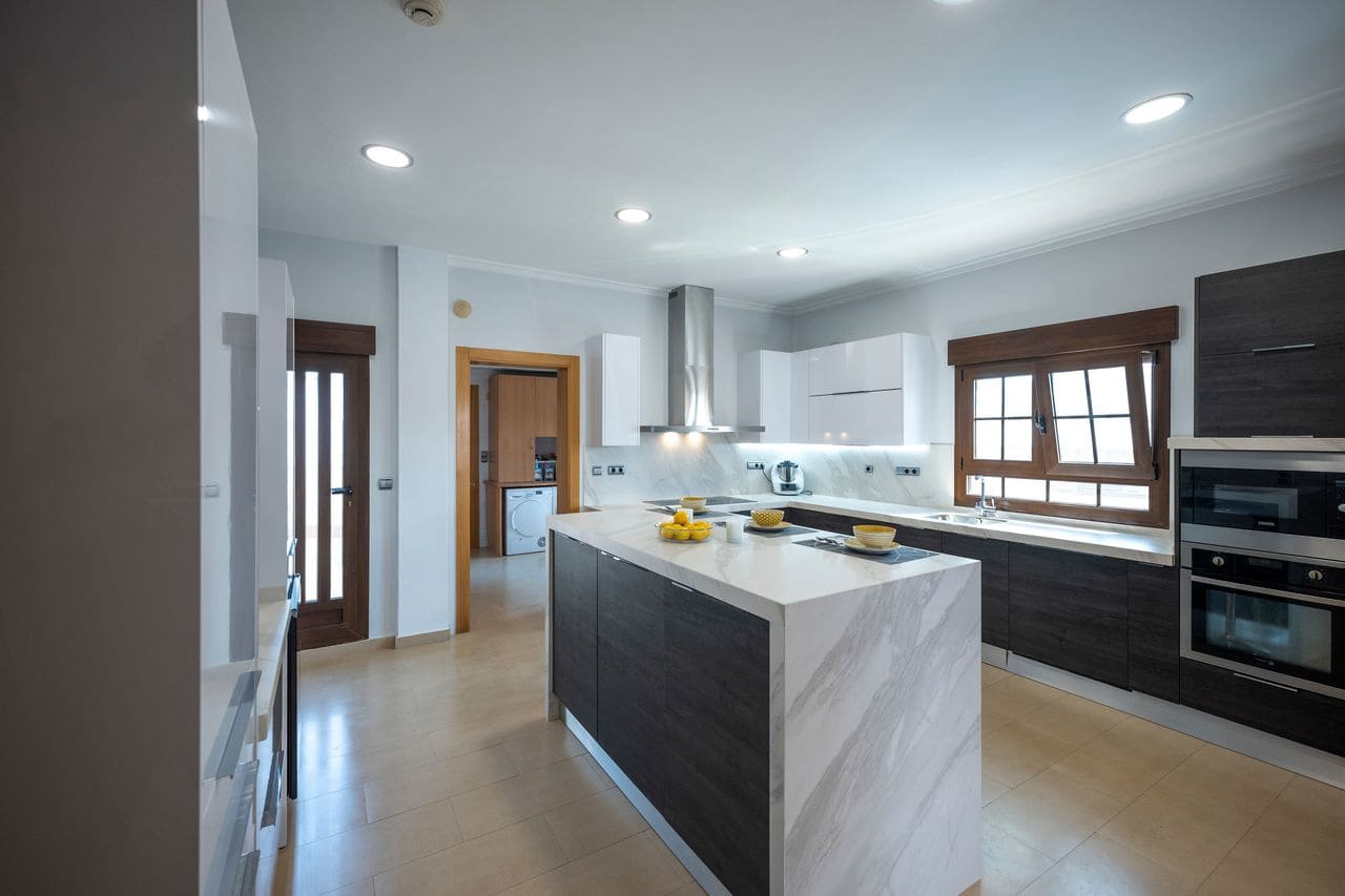 4 bedroom Villa for sale in Avileses with pool garage - € 1,850,000 (Ref: 8418619)