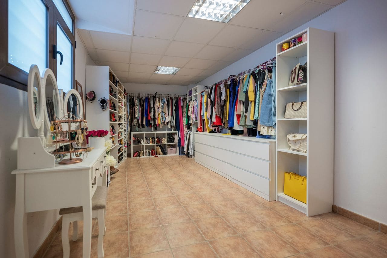 4 bedroom Villa for sale in Avileses with pool garage - € 1,850,000 (Ref: 8418619)