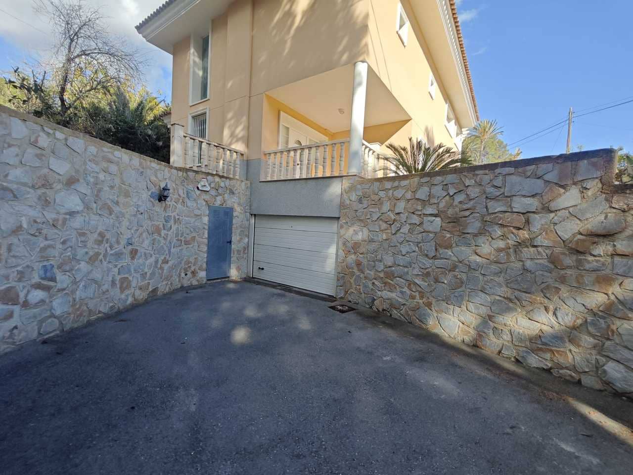 3 bedroom Villa for sale in Altea with pool garage - € 690,000 (Ref: 8897386)