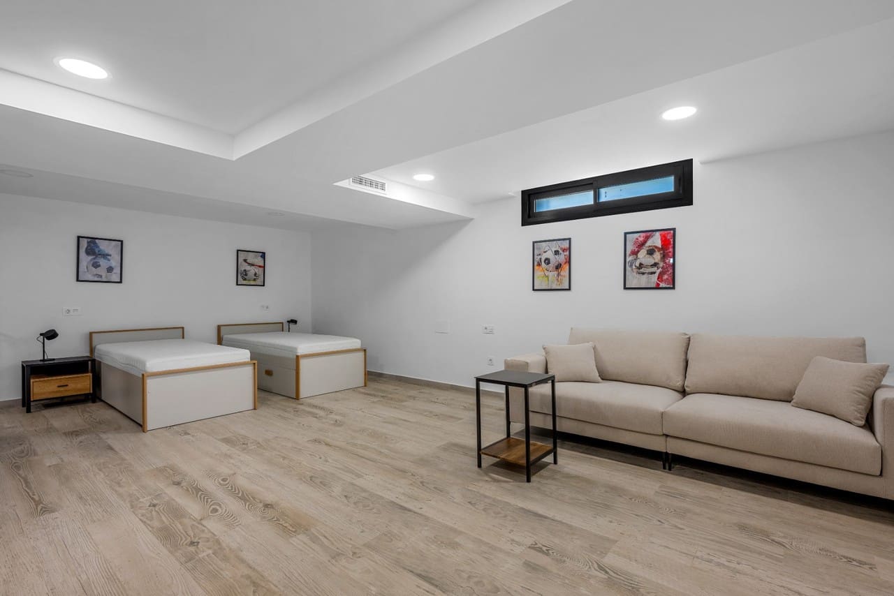 4 sypialnia Willa na sprzedaż w Los Alcazares z basenem - 649 000 € (Ref: 9471189)