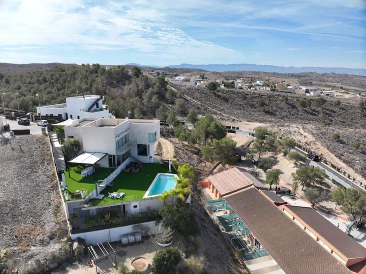 Chalet de 4 habitaciones en Altorreal en venta con piscina - 1.490.000 € (Ref: 9523082)