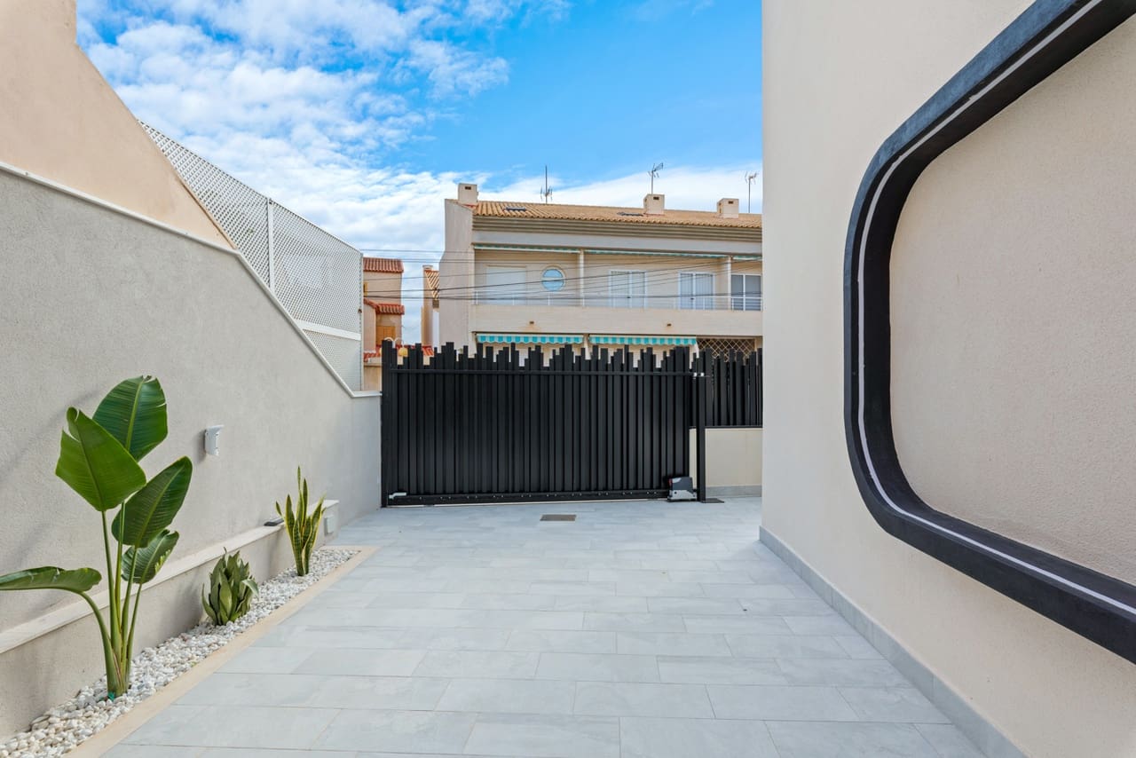 4 bedroom Villa for sale in Torre de la Horadada with pool garage - € 698,000 (Ref: 9730749)