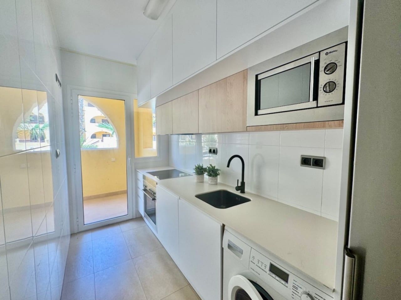 2 soverom Leilighet til salgs i Los Alcazares med svømmebasseng garasje - € 127 500 (Ref: 9809660)