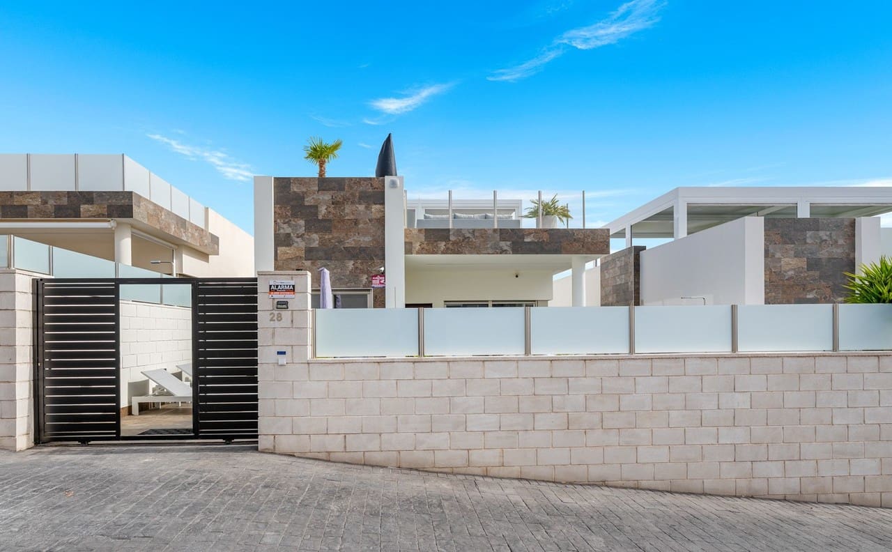 5 bedroom Villa for sale in Orihuela Costa with pool - € 592,000 (Ref: 9916887)