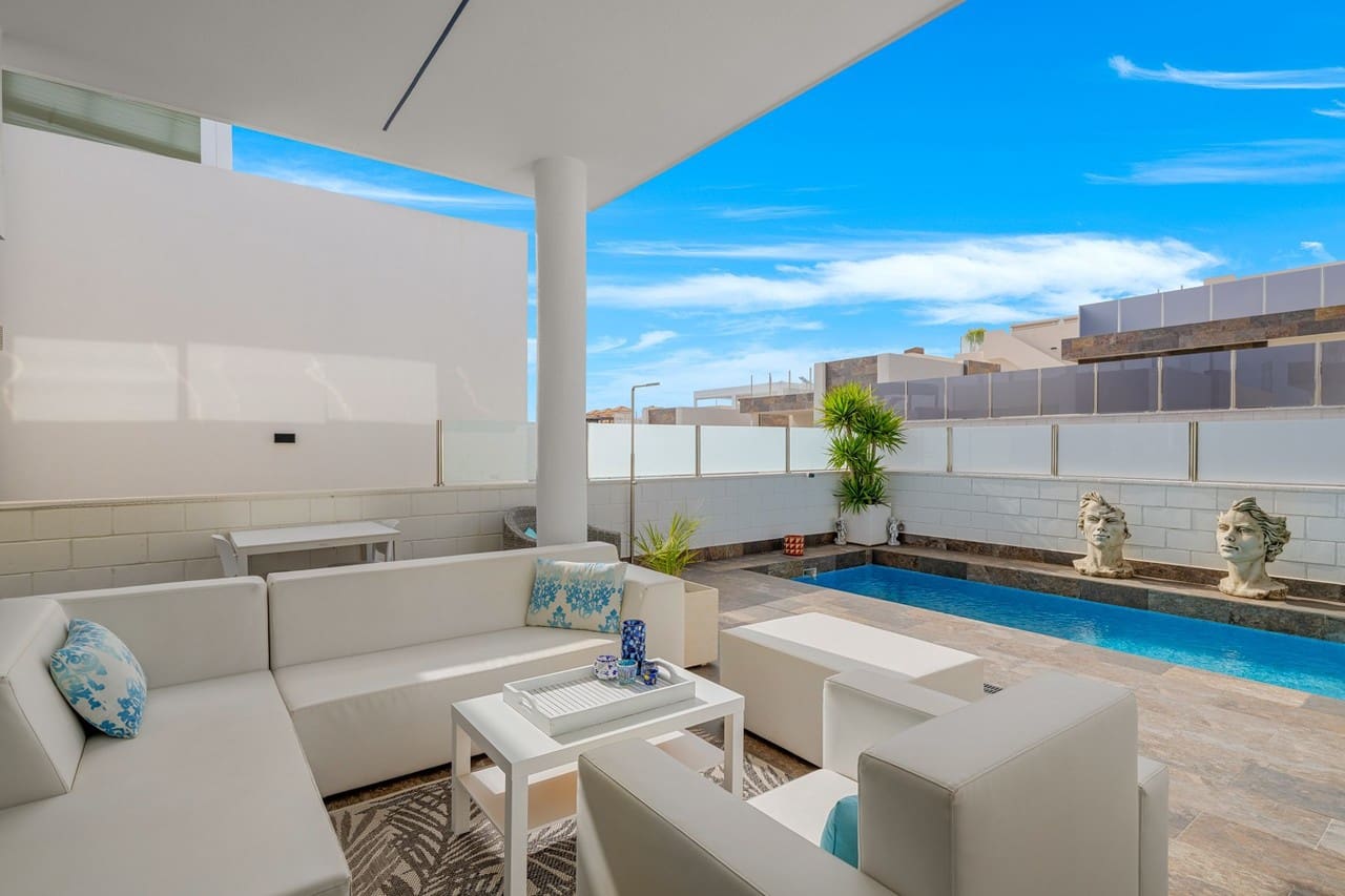 5 bedroom Villa for sale in Orihuela Costa with pool - € 592,000 (Ref: 9916887)