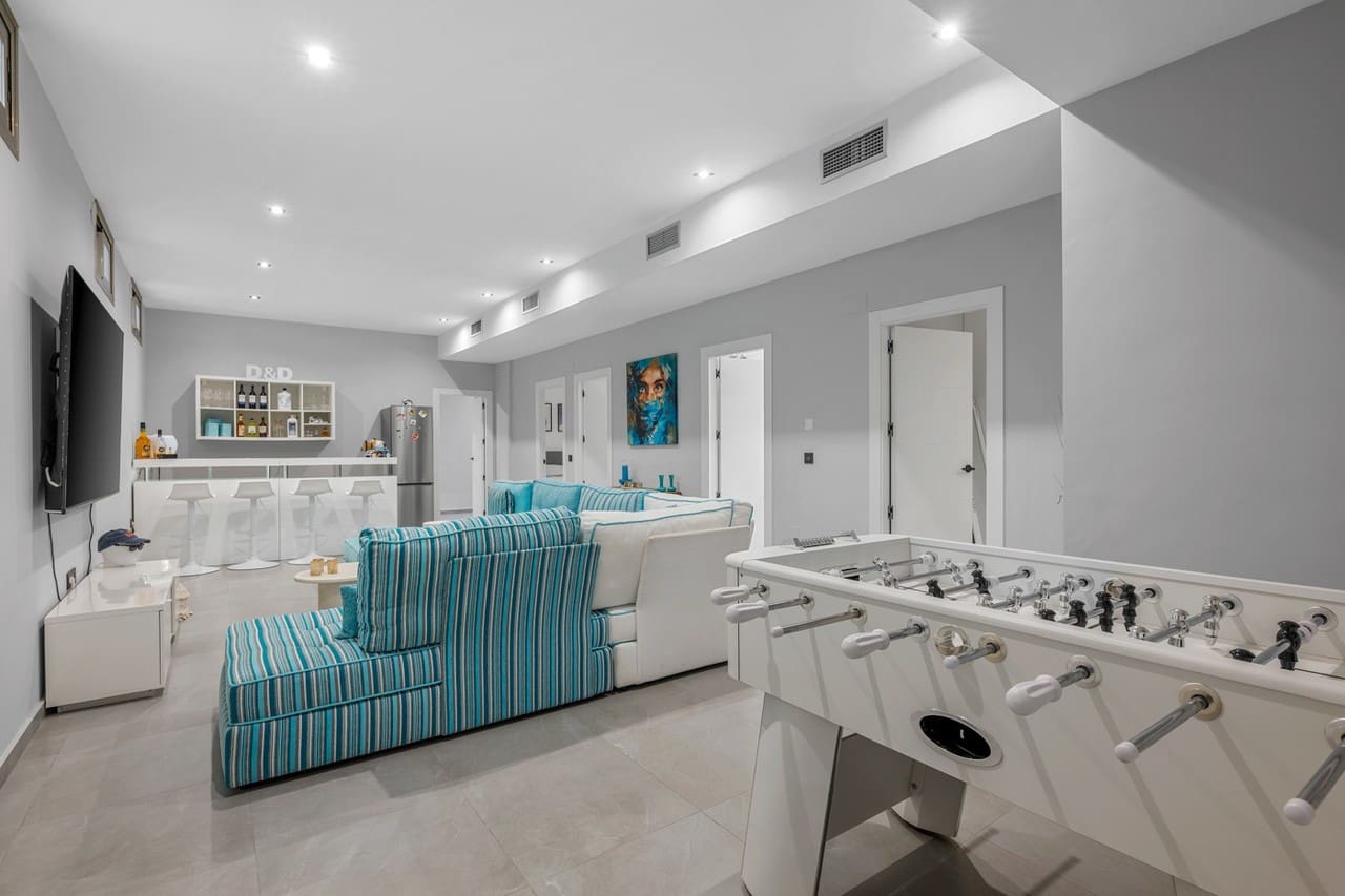5 bedroom Villa for sale in Orihuela Costa with pool - € 592,000 (Ref: 9916887)
