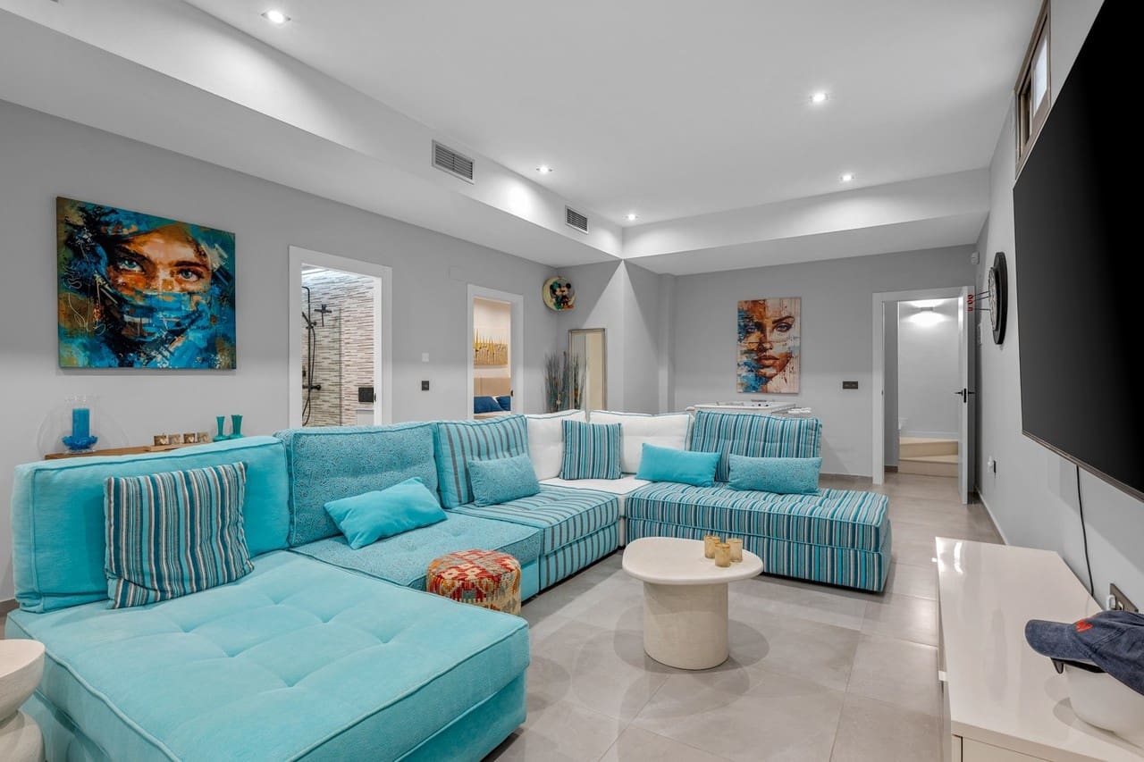 5 bedroom Villa for sale in Orihuela Costa with pool - € 592,000 (Ref: 9916887)