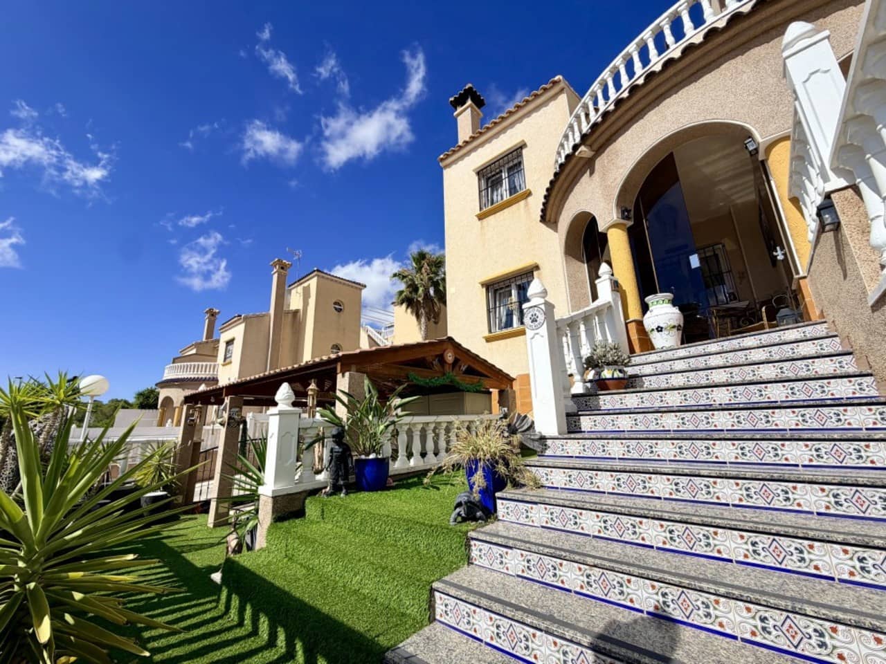 3 slaapkamer Villa te koop in Villamartin met zwembad garage - € 338.500 (Ref: 9935167)