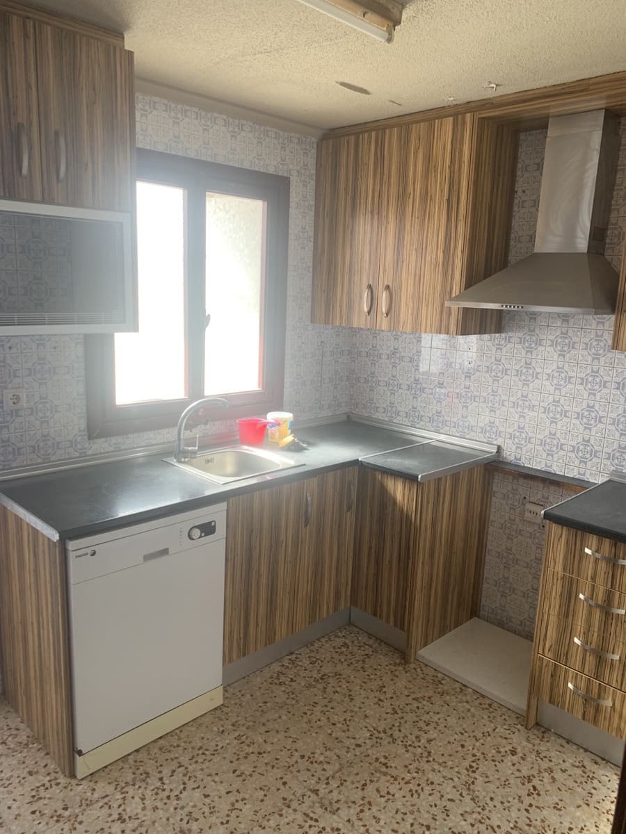 4 bedroom Flat for sale in Pinoso - € 78,500 (Ref: 9208844)