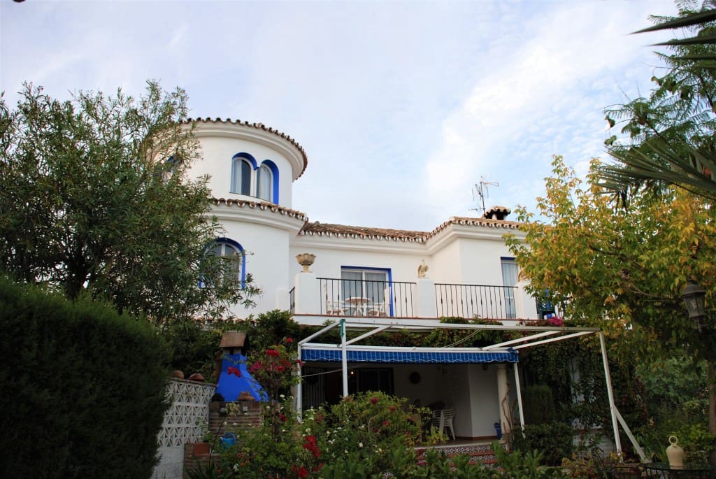 Chalet de 5 habitaciones en Estepona en venta con piscina garaje - 950.000 € (Ref: 5702968)