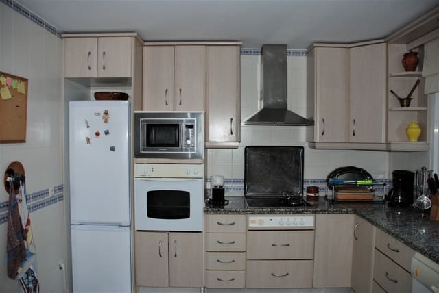 5 soverom Villa til salgs i Centro, Estepona med svømmebasseng garasje - € 950 000 (Ref: 5702968)