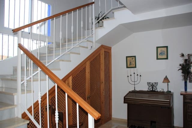 5 soverom Villa til salgs i Centro, Estepona med svømmebasseng garasje - € 950 000 (Ref: 5702968)