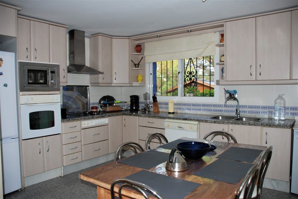 Chalet de 5 habitaciones en Estepona en venta con piscina garaje - 950.000 € (Ref: 5702968)