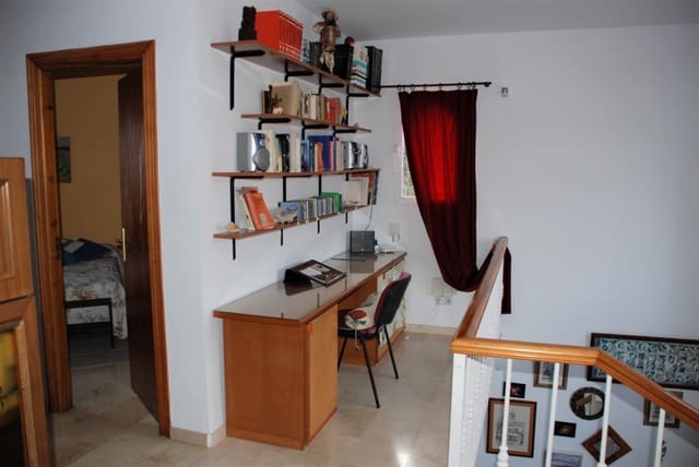 5 soverom Villa til salgs i Centro, Estepona med svømmebasseng garasje - € 950 000 (Ref: 5702968)