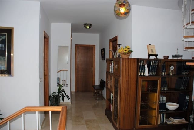 5 soverom Villa til salgs i Centro, Estepona med svømmebasseng garasje - € 950 000 (Ref: 5702968)