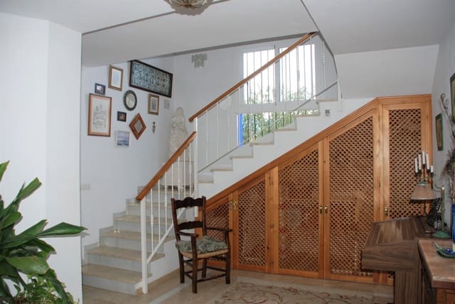 5 soverom Villa til salgs i Centro, Estepona med svømmebasseng garasje - € 950 000 (Ref: 5702968)