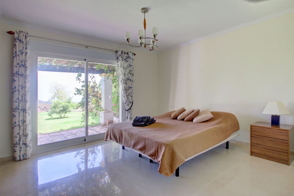 4 bedroom Villa for sale in Estepona - € 1,295,000 (Ref: 5769439)