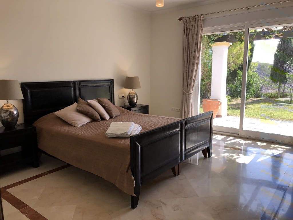 4 bedroom Villa for sale in Estepona - € 1,295,000 (Ref: 5769439)