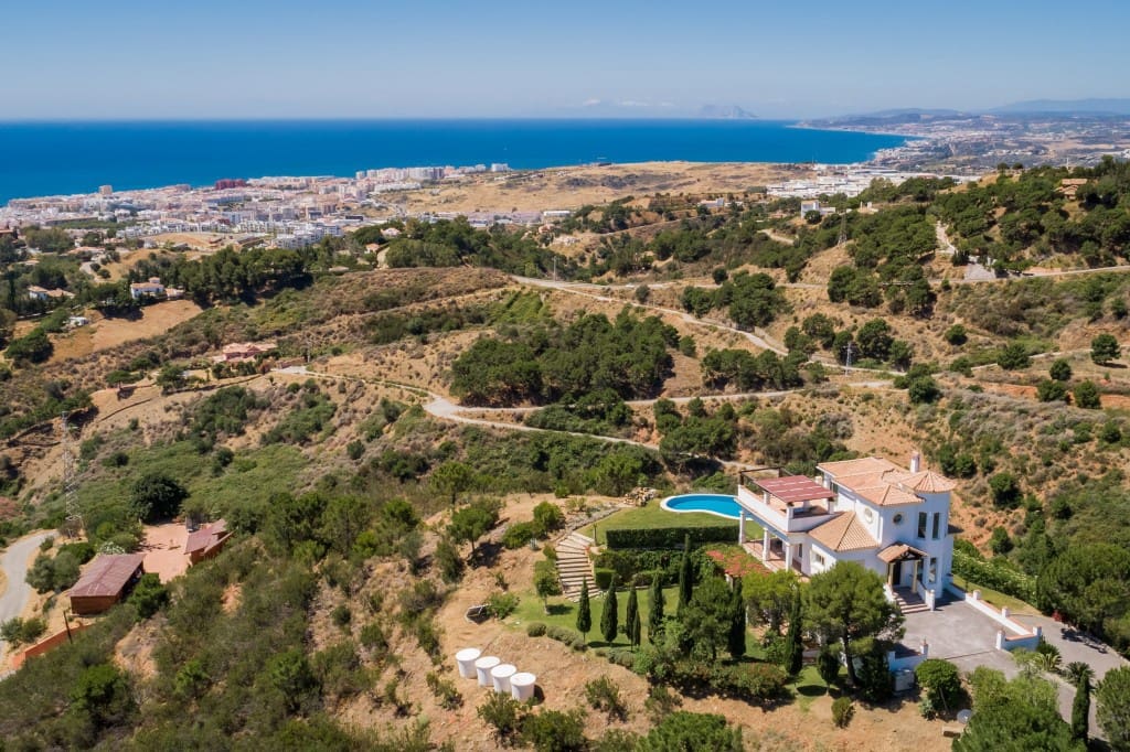 4 bedroom Villa for sale in Estepona - € 1,295,000 (Ref: 5769439)