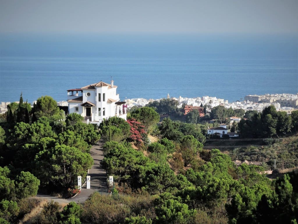 4 bedroom Villa for sale in Estepona - € 1,295,000 (Ref: 5769439)