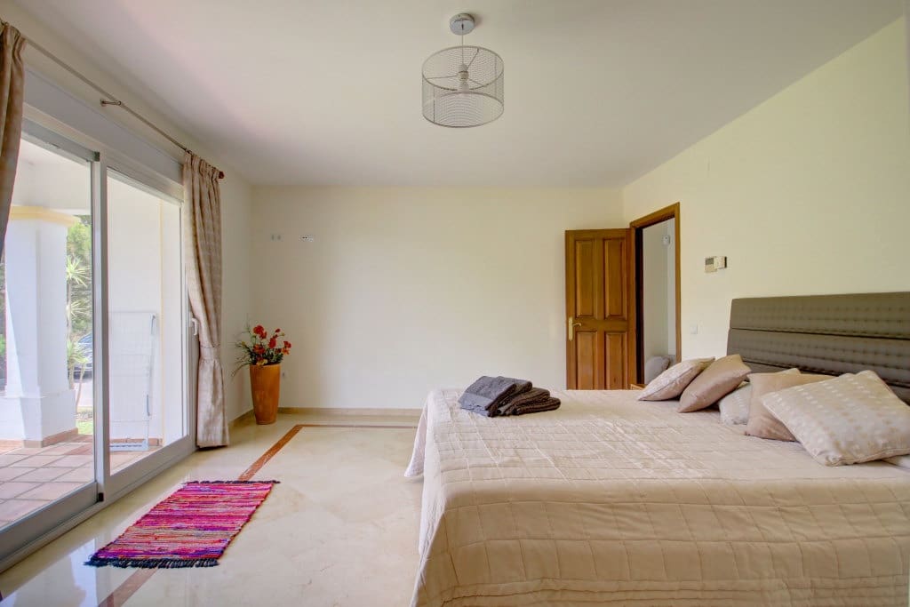 4 bedroom Villa for sale in Estepona - € 1,295,000 (Ref: 5769439)