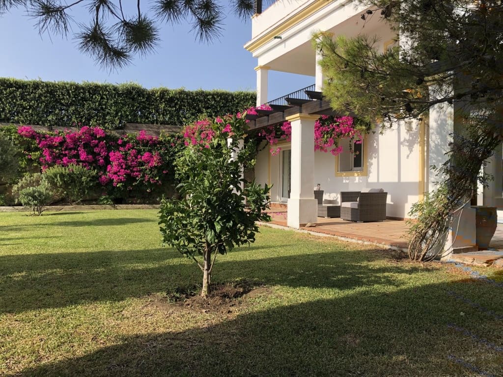 4 bedroom Villa for sale in Estepona - € 1,295,000 (Ref: 5769439)